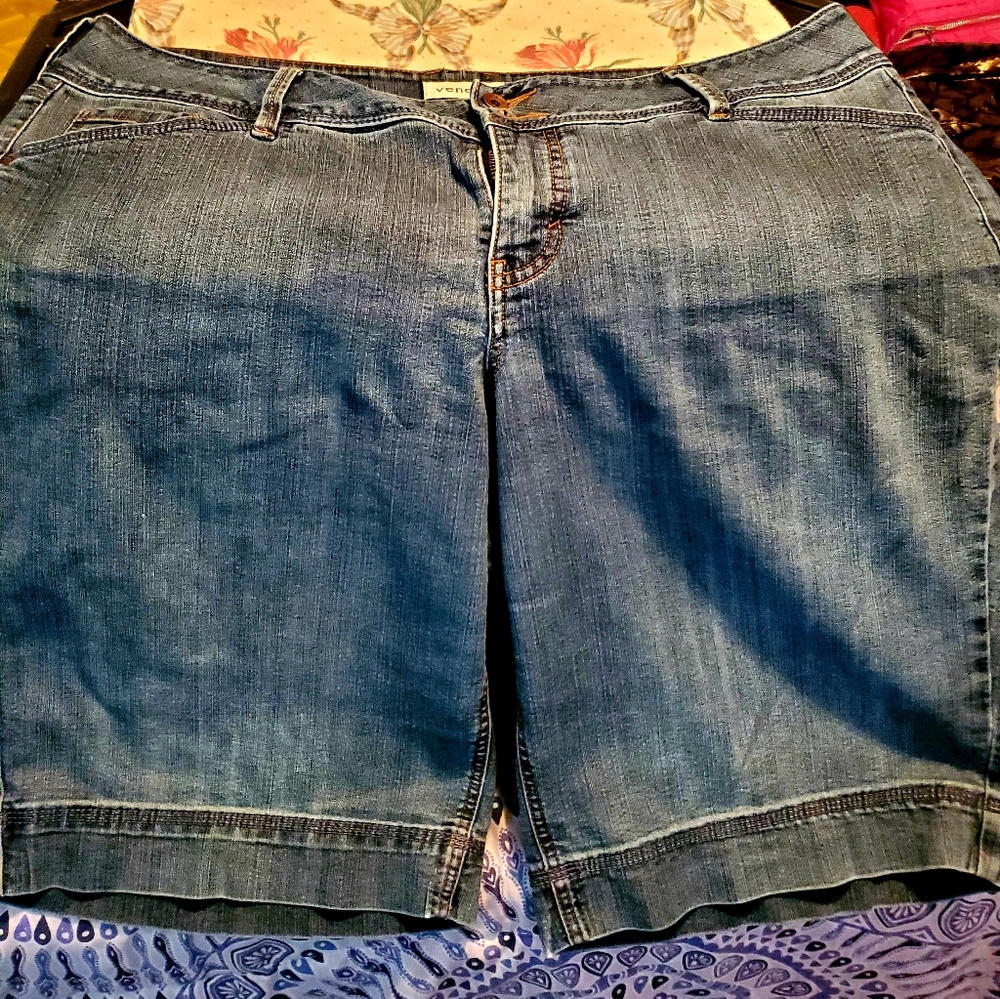 Women's  Venezia Jean Shorts. Size 20